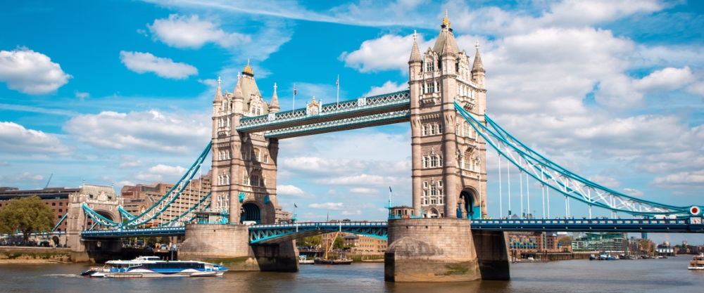 Der Big Ben und die Westminster Bridge, Wahrzeichen von London, einer der besten Städte zum Studieren im Vereinigten Königreich.